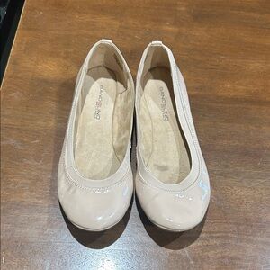 Bandolino Women's Beige Patent Flats